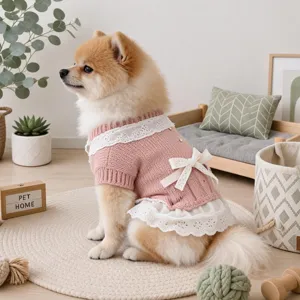 Jolie robe tricotée rose pour chiot avec bordure en dentelle et nœud pour petits chiens.