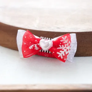 Süße Weihnachts Haarklammer für Haustiere mit roter Schleife, Schneeflocken und Perle.