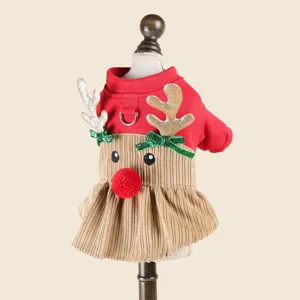 Vista cercana del vestido navideño de reno para mascotas, con terciopelo y bonitos cuernos.