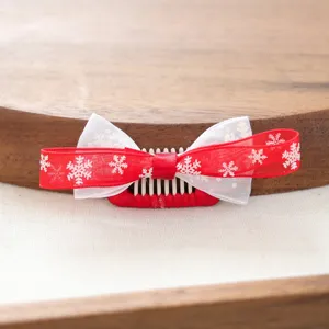 Rot-weiße Schneeflocke Haarklammer für Haustiere, Detailaufnahme von Weihnachtsaccessoire.