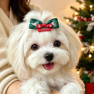 Weihnachten Haarklammer Detailansicht mit einer niedlichen grünen Schleife für kleine Hunde.