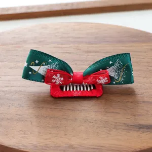 Weihnachten Haarklammer Detailaufnahme, grüne und rote Schleife mit süßen Schneeflocken.