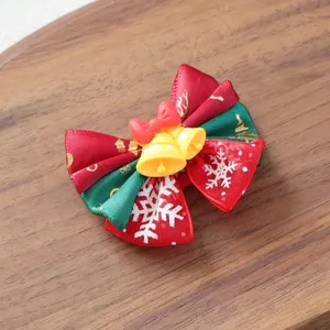Weihnachten Haarklammer Detailansicht mit rot gruener Schleife und niedlichen Glocken.