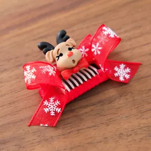 Detailansicht der niedlichen Weihnachtsrentier Haarklammer für Haustiere mit roter Schleife.