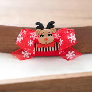 Weihnachtliche Haarspange für Haustiere mit niedlichem Rentier und roter Schneeflocken Schleife.