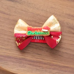 Weihnachten Haarklammer Detail mit roter und goldener Schleife und festlichem Anhänger.