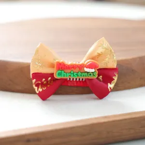 Nahaufnahme des niedlichen Weihnachtshunde-Haarclips mit Schneeflocken-Schleifendesign.