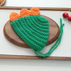 Bonnet crocheté dinosaure fait main pour petits chiens et chats, accessoire de costume tricot detail.