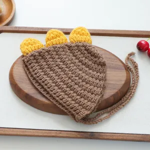 Bonnet tricoté dinosaure pour animaux chats chiens, vue détaillée avec fil doux et épines mignonnes.