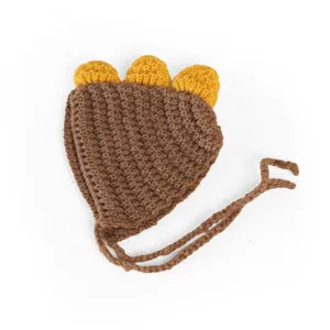Chapeau crocheté dinosaure marron et jaune pour animaux, accessoire de costume mignon et doux.