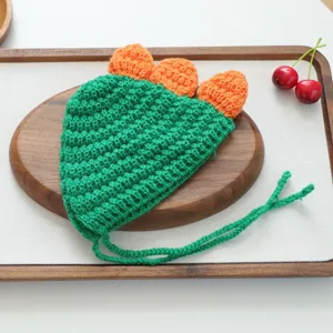 Joli bonnet de crochet dinosaure pour animaux avec des pointes orange et des liens pratiques.