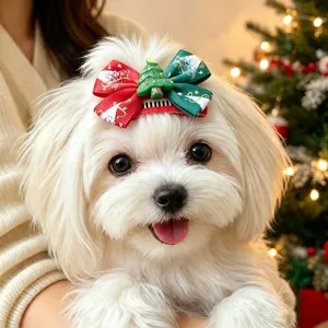 Nahaufnahme Detailansicht der süßen Weihnachtsbaum Haarklammer für kleine Hunde, festlich.