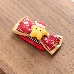 Weihnachts Haarklammer Detail mit süßem Stern und roter Schleife für kleine Hunde.