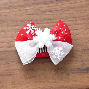 Weihnachts Haarklammer für Haustiere mit roter Schleife und Schneeflocken für Hunde.