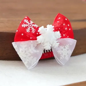 Nahaufnahme der roten Weihnachts-Schneeflocken-Schleife Haarspange für Haustiere oder Kinder.