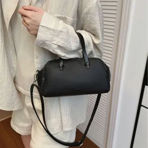 Élégant sac à main boston en cuir texturé noir avec poignées et bandoulière chic.