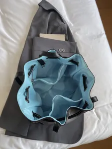 Detailansicht des Beuteltascheninnenraums mit blauem Futter und geräumigen Fächern für Alltag.