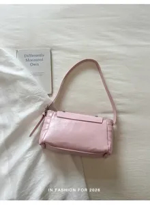 Roze oliewas leer schoudertas detail, vintage okseltas, elegante streetwear stijl handtas.