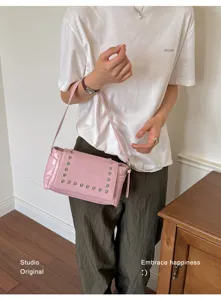 Roze lakleren schoudertas met klinknagels, retro okseltas voor dames, casual forensentas.