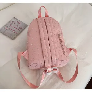 Sac à dos rose détail imprimé étoiles, vue rapprochée sac décontracté bretelles réglables.