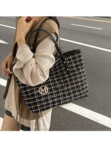 Gedetailleerd overzicht van de tweed tote tas voor dames met lederen handvatten en metalen M-logo.