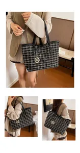Zwarte en witte tweed tote tas voor vrouwen, grote stijlvolle schoudertas met M-bedel.