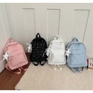Vue détaillée de mini sacs à dos mignons avec motif d'étoiles pour une utilisation quotidienne.