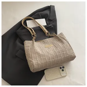 Stijlvolle beige schoudertas met textuur voor dames, grote capaciteit voor werk en dagelijks.