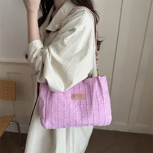 Gedetailleerd overzicht van de roze schoudertote-tas met textuur en metalen ketting.