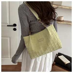Groene gestructureerde schoudertas voor dames, grote praktische okseltas met ketting.