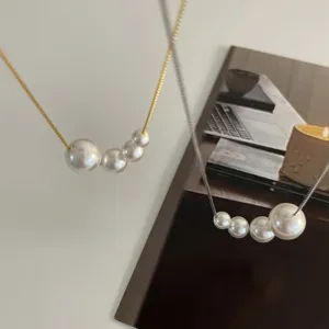 Collier de perles de style français minimaliste avec perles dégradées sur chaînes.