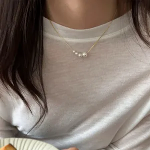 Collier pendentif perle en argent sterling elegant avec chaine delicate et perles progressives detail.