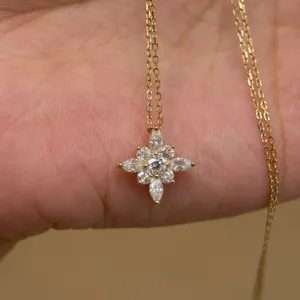 Detailansicht der S925 Silber Zirkon Kreuz Anhänger Halskette, zart und super glänzend.