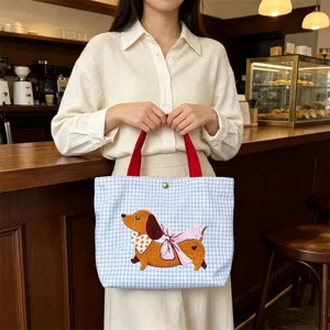 Süße bestickte Dackel Canvas Tasche Detailansicht, stilvolle blau karierte Handtasche.