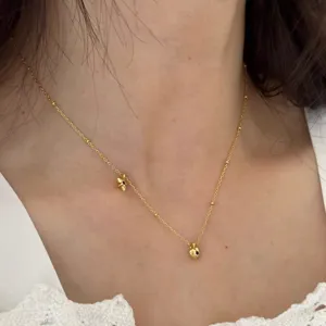 Gros plan du collier en argent avec pendentif étoile et cœur, zircons noirs brillants.