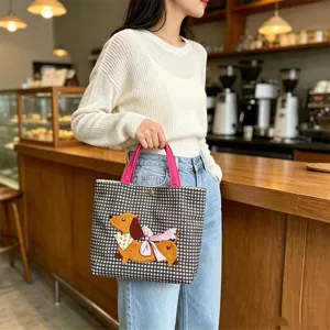 Schwarze und weiße Karierte Canvas Tasche mit süßem gesticktem Dackel und pinken Griffen.