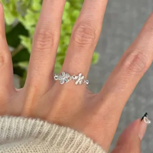 Bague fleur douce en argent sterling S925, vue de détail de bijoux minimalistes.