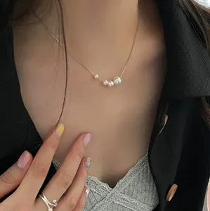 Vue détaillée du collier de perles françaises en argent s925, chaîne élégante et simple.