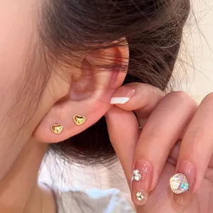 Délicates boucles d'oreilles cœurs perlés en argent S925, design minimaliste et élégant.