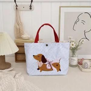 Niedliche bestickte Dackel Canvas Einkaufstasche mit roten Henkeln im blauen Karomuster.