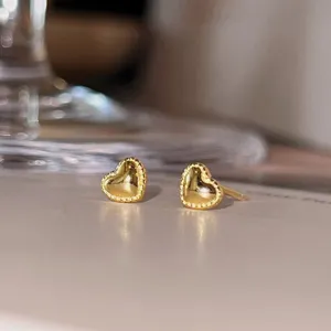 Boucles d'oreilles puces cœur perlées en argent sterling 925, bijou minimaliste.