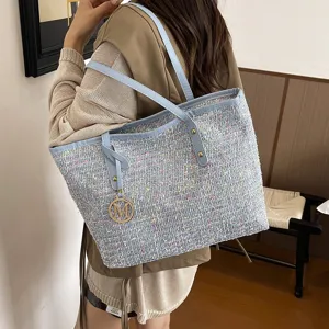 Blauwe tweed shopper tas voor dames, grote stijlvolle schoudertas met een leuke hanger.