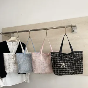 Gedetailleerd overzicht van modieuze tweed shopper tassen in diverse kleuren, netjes opgehangen.