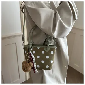 Borsa a tracolla casual a pois con ciondolo orsetto, elegante borsetta da donna alla moda.