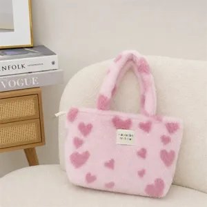 Dettaglio borsa a mano rosa soffice con cuori, borsa tote in peluche morbido, borsa invernale.