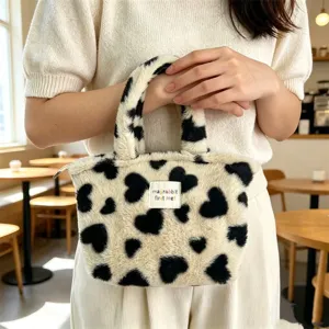 Borsa a mano in peluche nero bianco con cuori autunno inverno, tessuto morbido, chic.