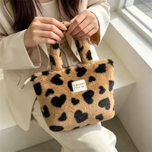 Vista dettagliata della borsa in peluche morbido con grazioso motivo leopardato a cuori.