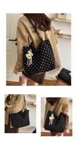 Vista dettagliata della borsa tote a pois casual con grazioso ciondolo in peluche.