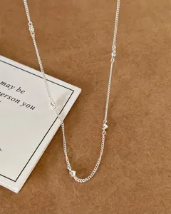 Vue détaillée du collier minimaliste en argent 925 avec cœurs, délicat et élégant à superposer.