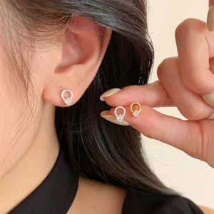 Gros plan détaillé de boucles d'oreilles puces cercle en argent sterling avec zircon.
